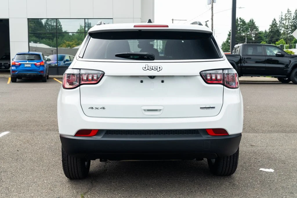 Used 2024 White Jeep Latitude image 6