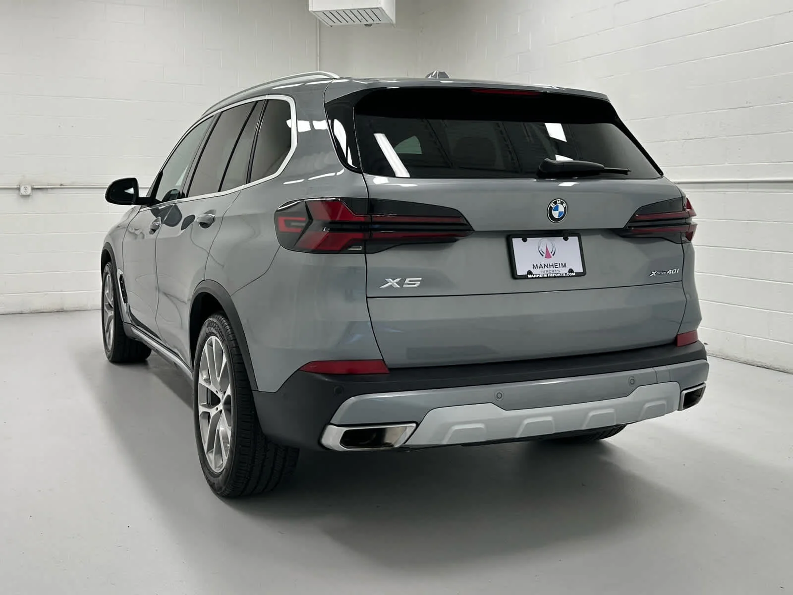 Used 2025 Skyscraper Grey Metallic BMW xDrive40i image 8