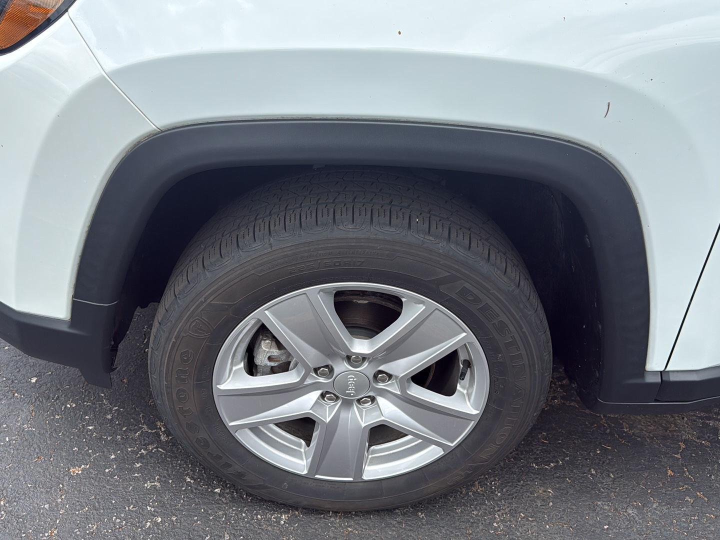 Used 2022 White Jeep Latitude image 7