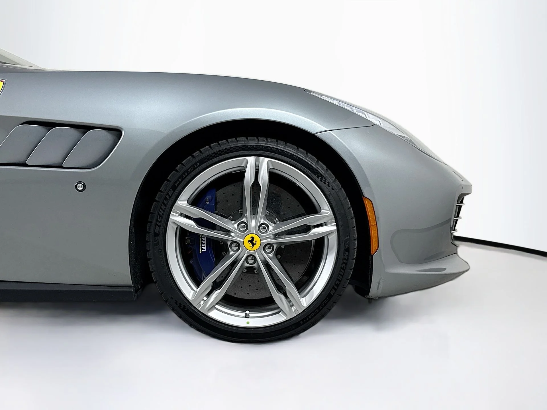 Certified Used 2018 Grigio Titanio Metall Ferrari V12 image 28