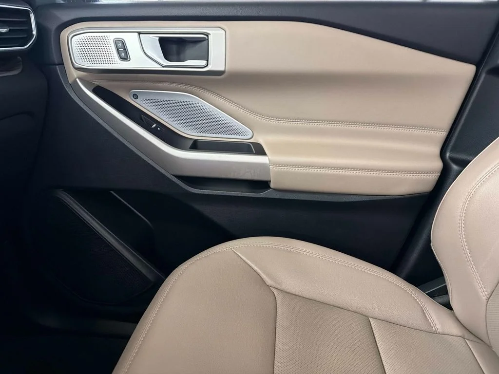 Used 2023 White Ford Limited image 23