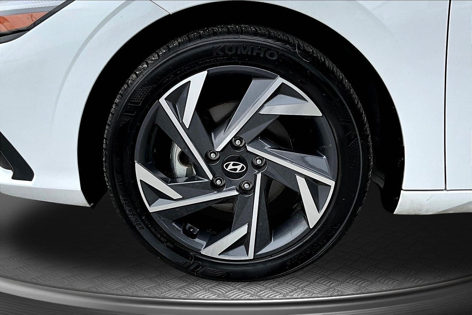 Used 2025 White Hyundai SEL Sport image 28