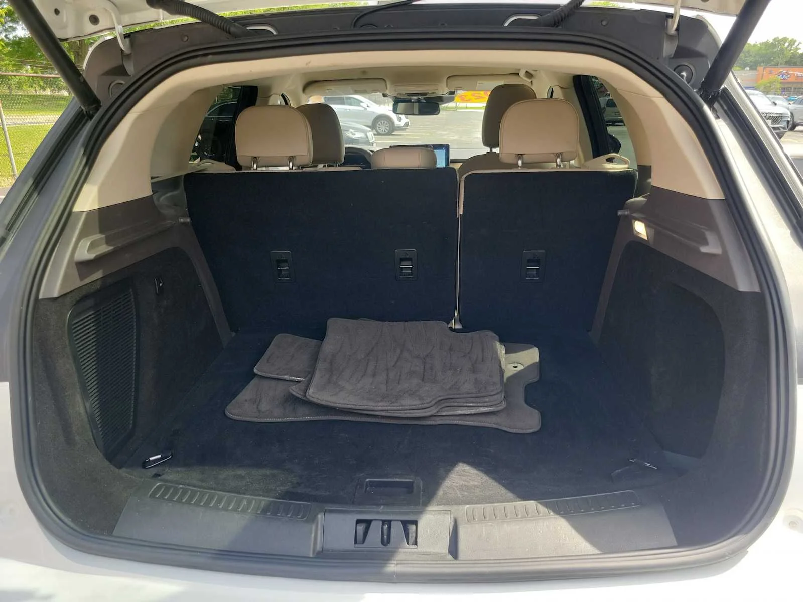 Used 2023 White Lincoln Standard image 7