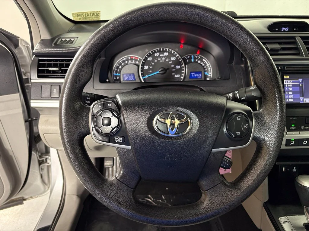Used 2014 Silver Toyota LE image 17