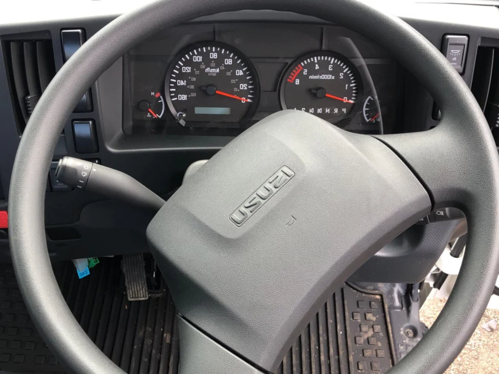Used 2024 White Isuzu 20ft Box Truck image 7