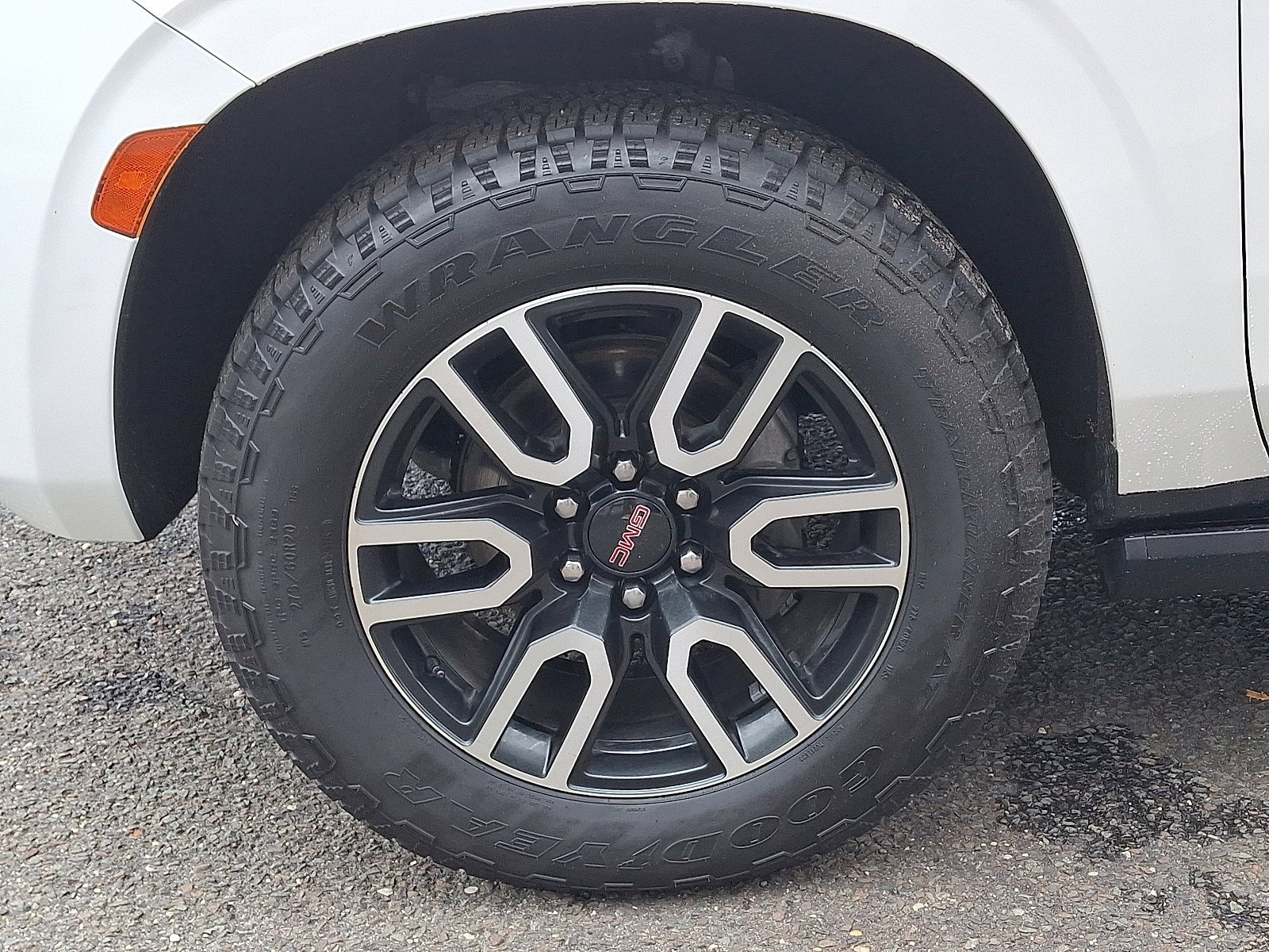 2023 GMC Yukon AT4 - Photo 28
