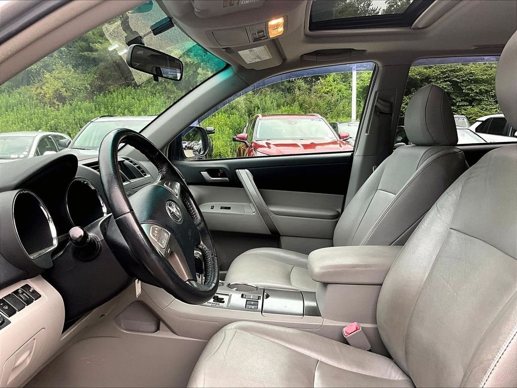 Used 2010 Silver Toyota SE image 4