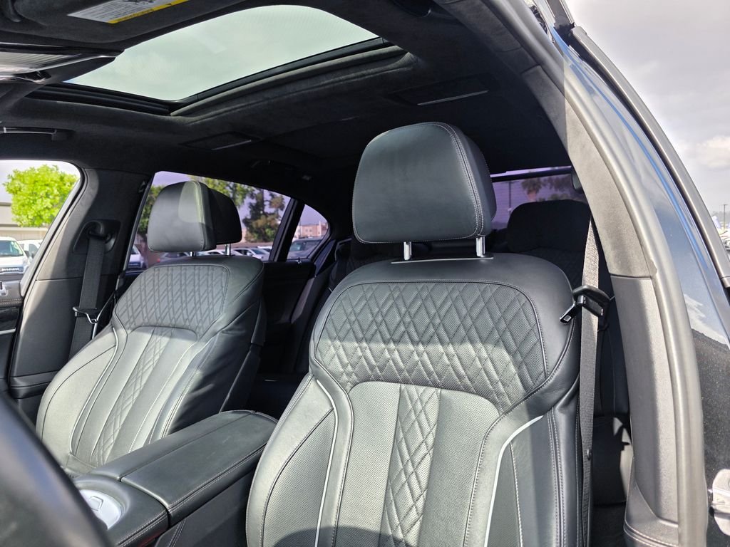 2021 BMW 7 Series M760i - Photo 13
