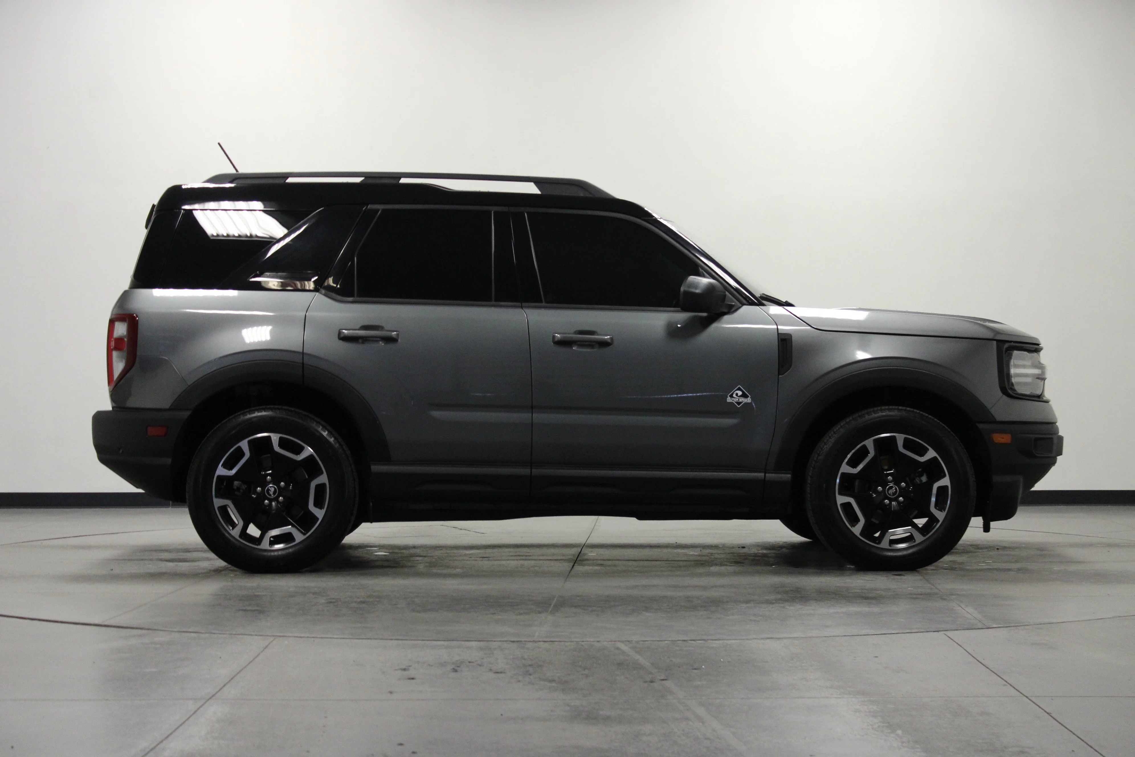 Used 2021 Gray Metallic Ford Outer Banks image 3