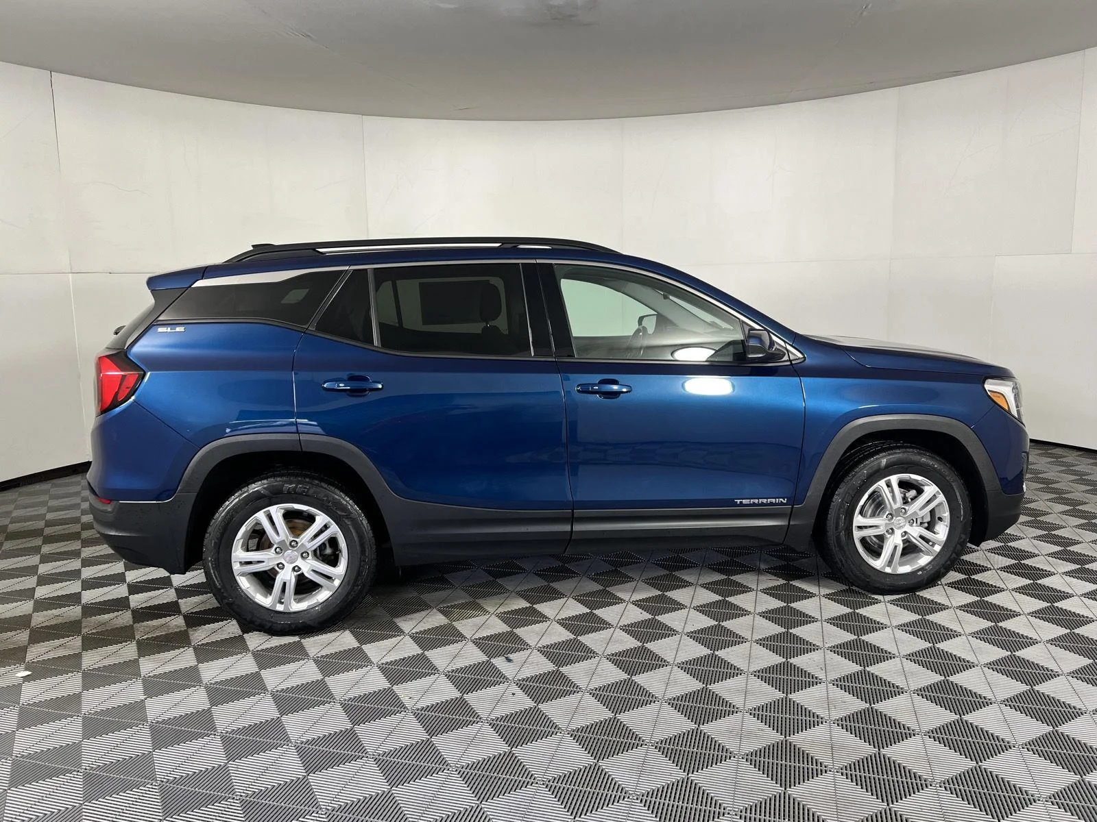 Used 2020 BLUE EMERALD METALLIC GMC SLE image 26