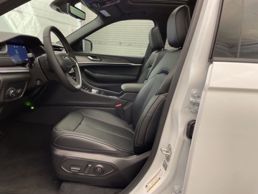 New 2025 Bright White Clear-Coat Exterior Paint Jeep Limited image 18
