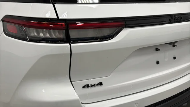 New 2026 Bright White Clear-Coat Exterior Paint Jeep Altitude image 38