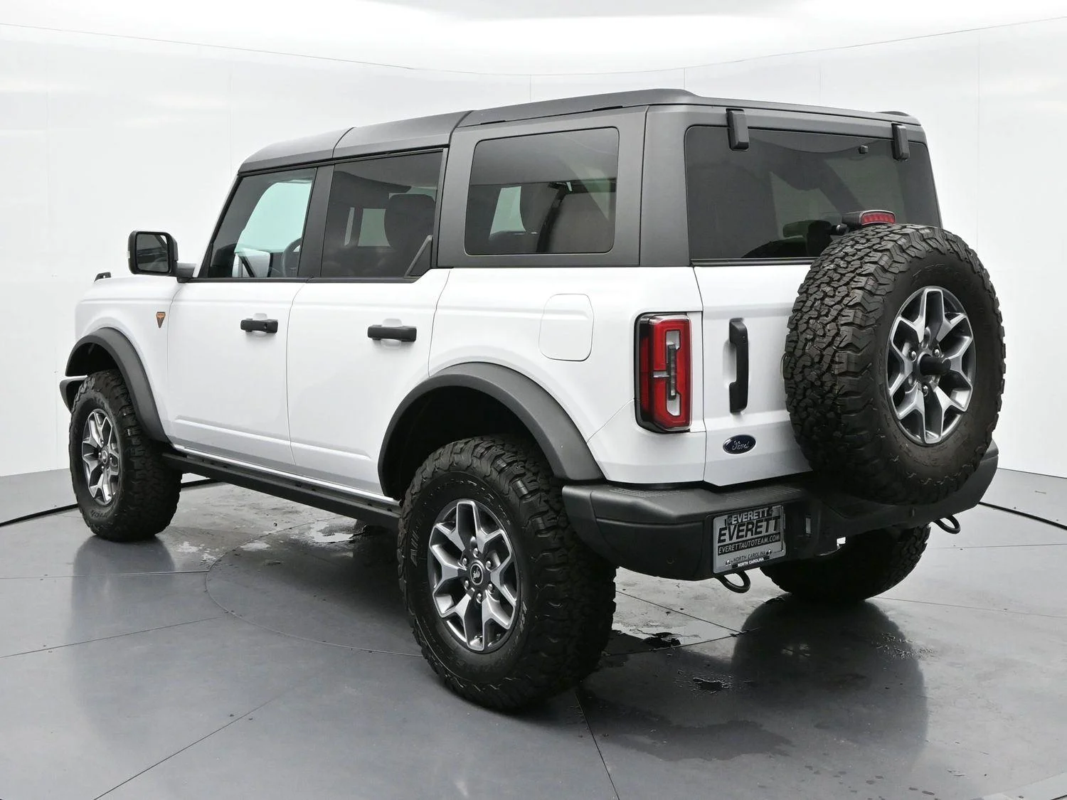 Used 2025 Oxford White Ford Badlands image 5