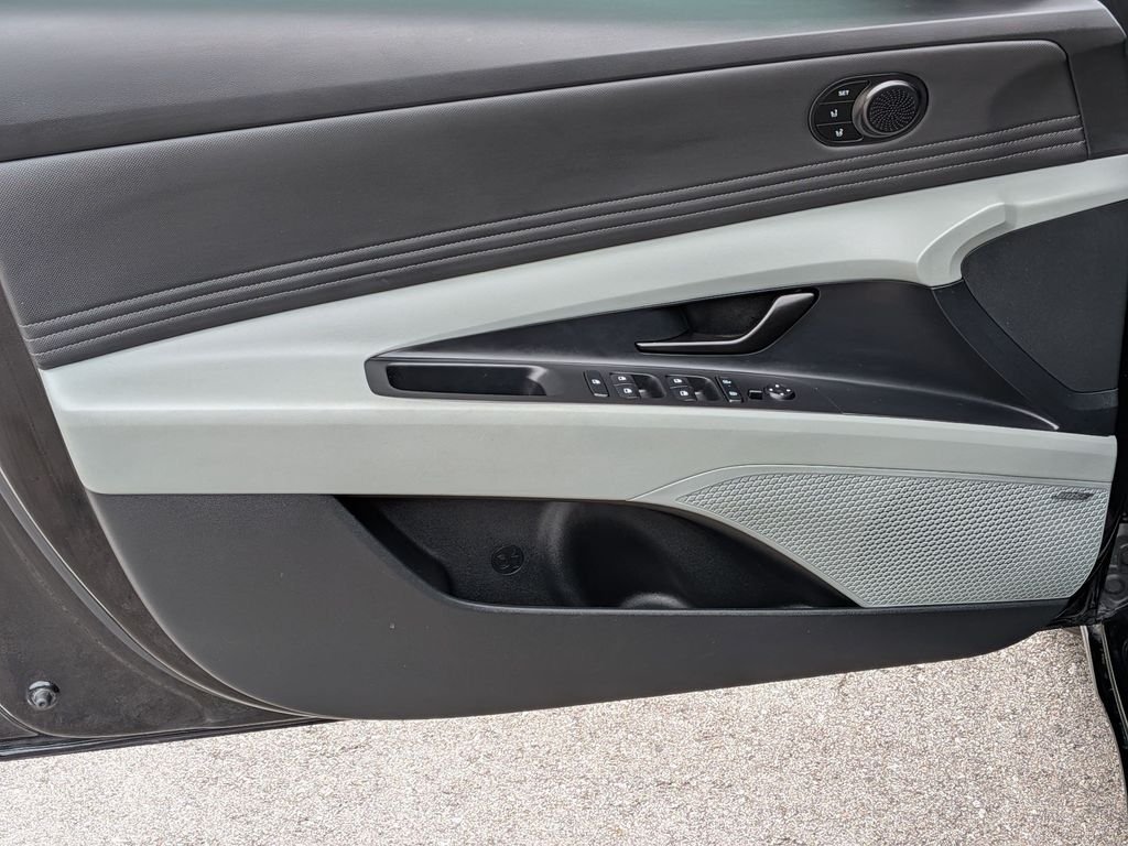 2025 Hyundai Elantra Limited - Photo 12