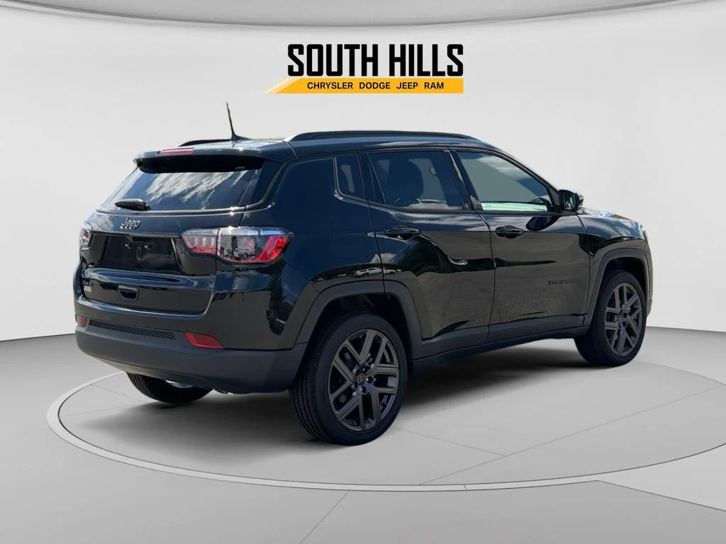 New 2026 Diamond Black Crystal Pearl-Coat Exterior Paint Jeep Limited image 5