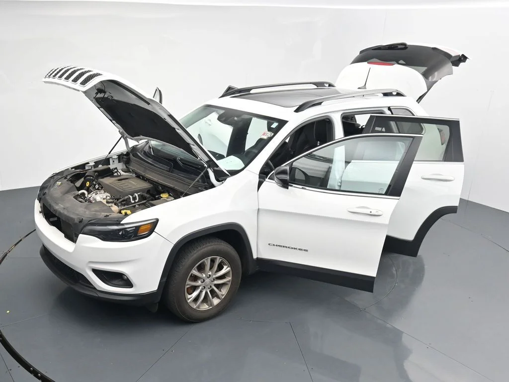 Used 2022 White Jeep Latitude Lux image 25
