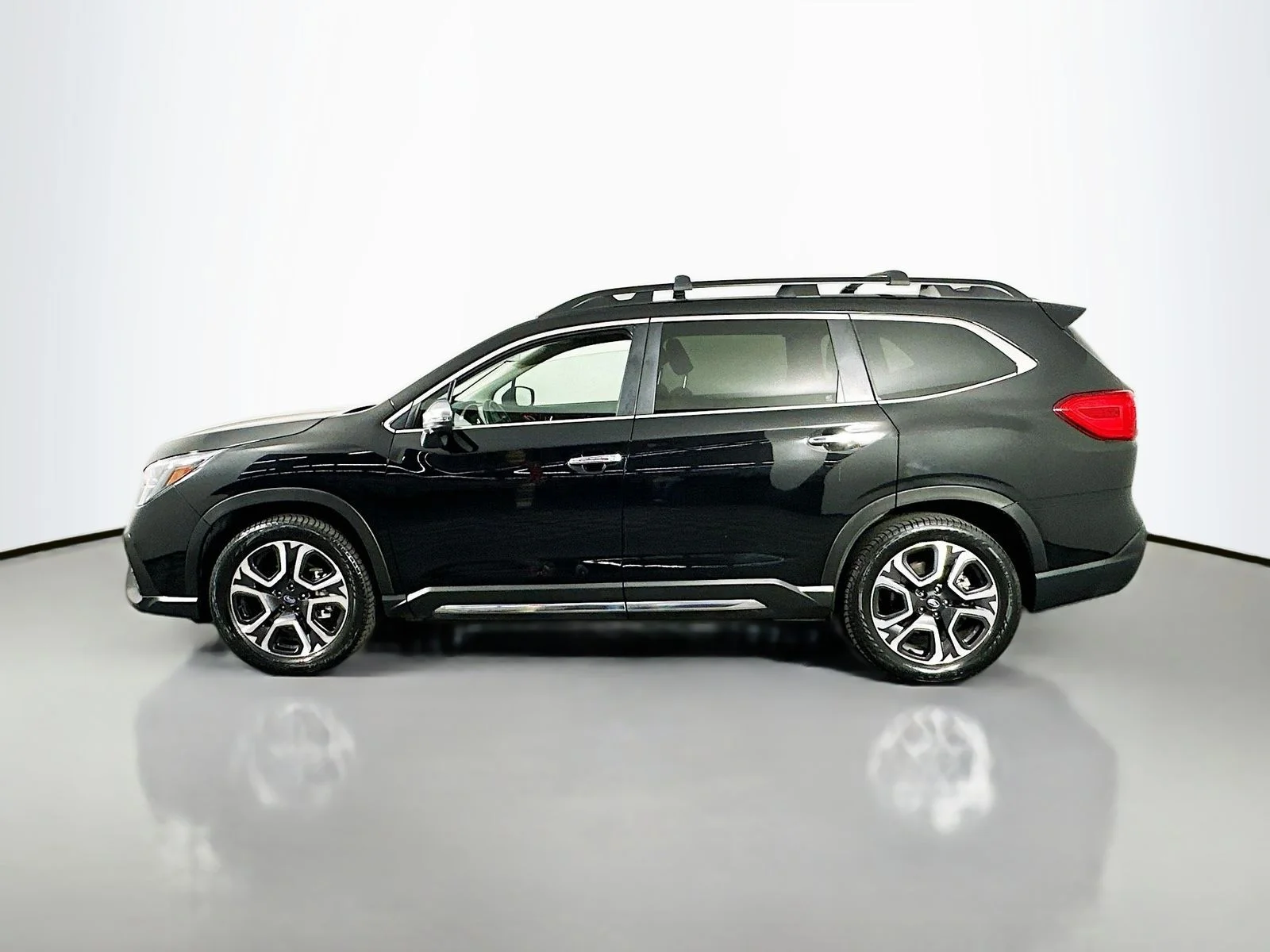 Used 2023 Crystal Black Silica Subaru Touring image 5