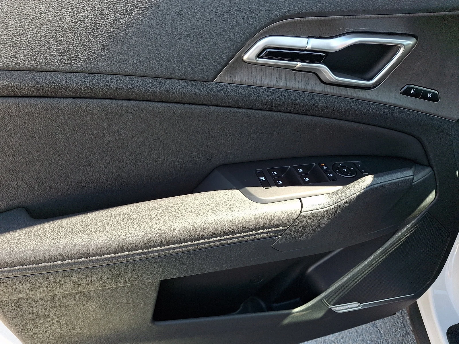 New 2027 White Kia X-Line image 11