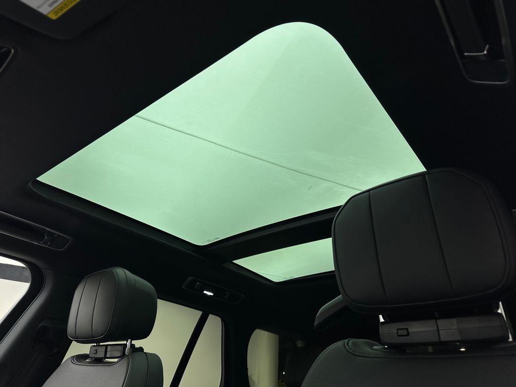New 2026 Eiger Grey Metallic Land Rover SE image 11