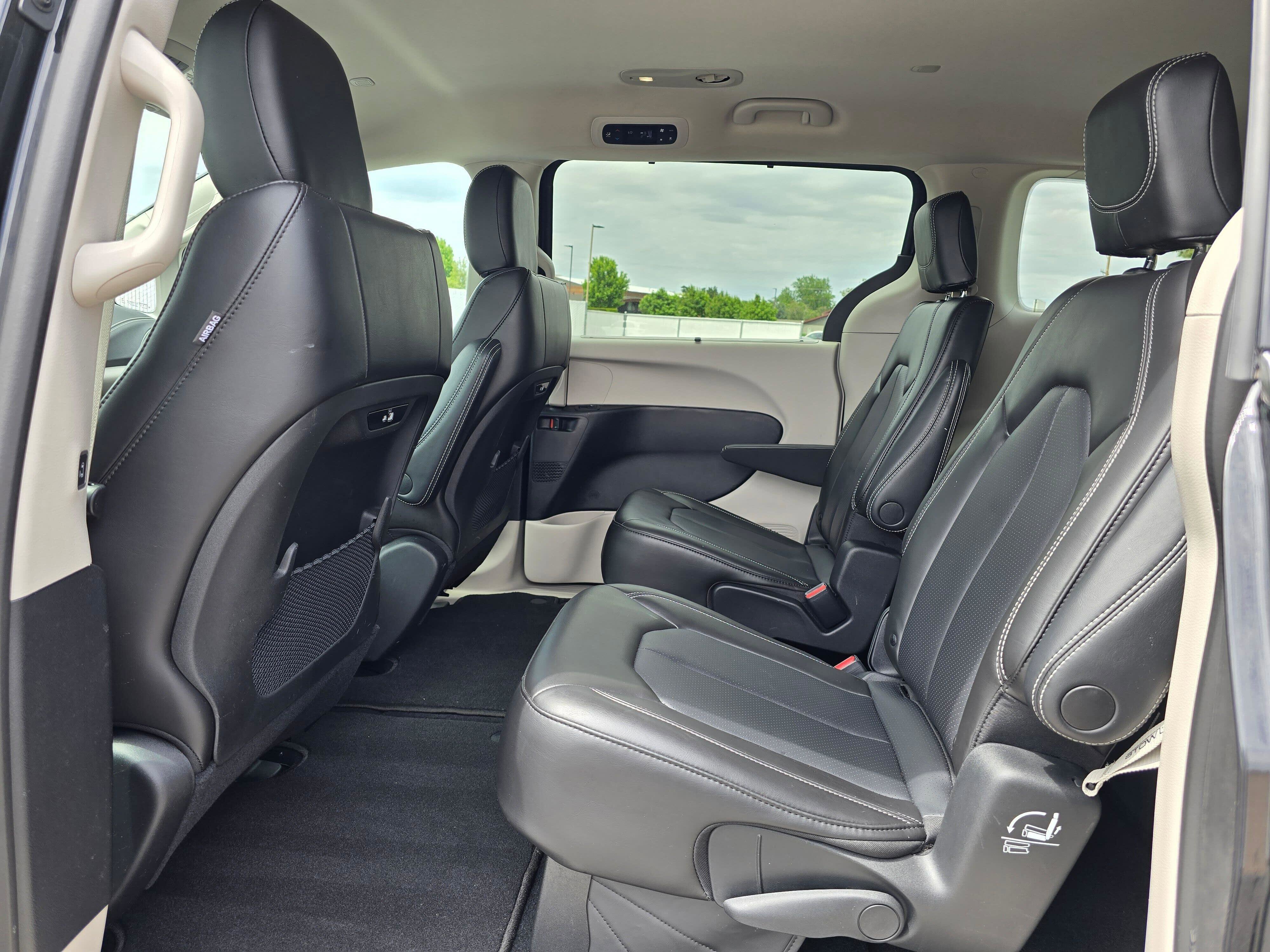 Used 2023 Brilliant Black Crystal Pearlcoat Chrysler Touring L image 13
