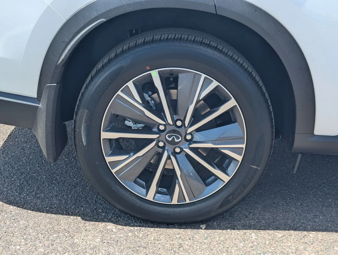 New 2027 RADIANT WHITE INFINITI Luxe AWD image 9