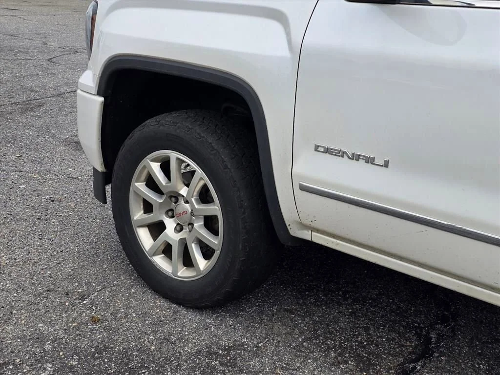 Used 2018 WHITE FROST TRICOAT GMC Denali image 19