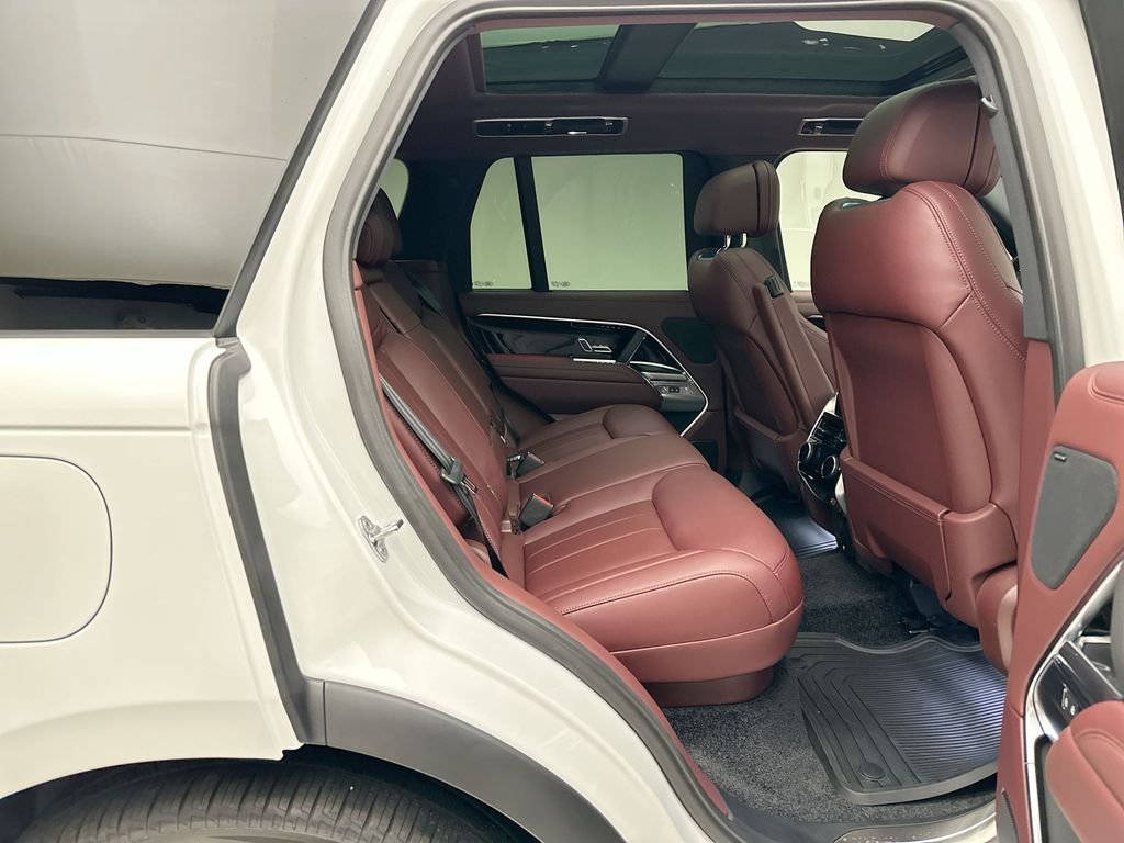 New 2026 Fuji White Land Rover SE image 7
