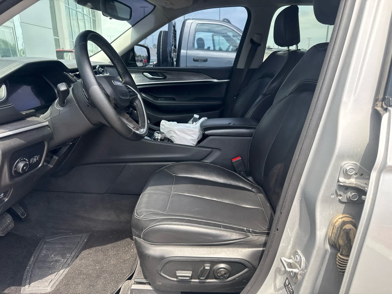 Used 2022 Silver Zynith Jeep Limited image 4