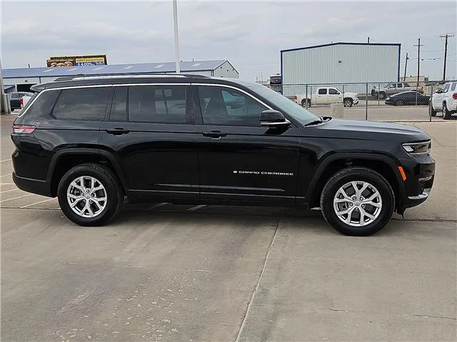 Used 2022 Diamond Black Crystal Pearlcoat Jeep Limited 4x4 image 4