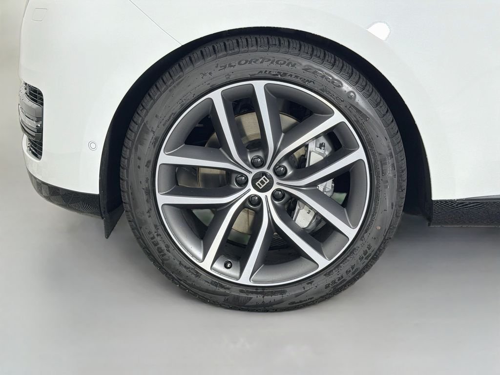 New 2027 Fuji White Land Rover SE image 33