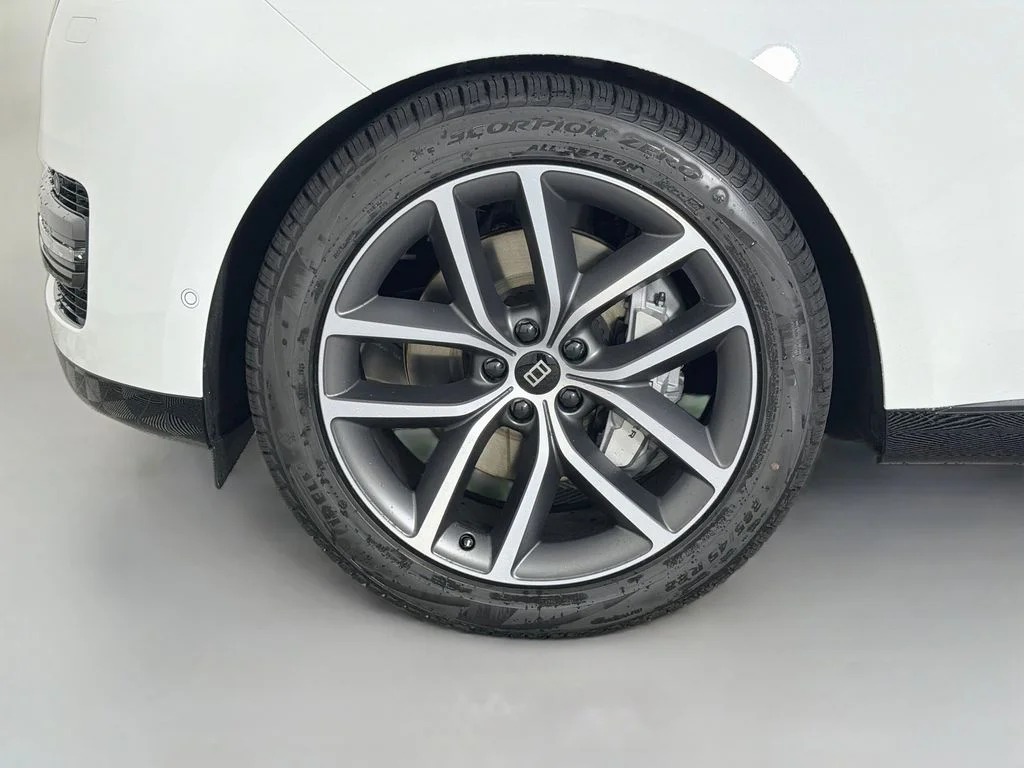 New 2027 Fuji White Land Rover SE image 33