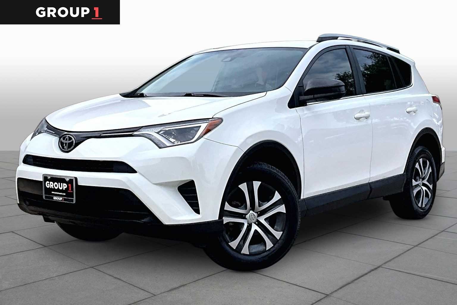 2017 Toyota RAV4 LE's photo