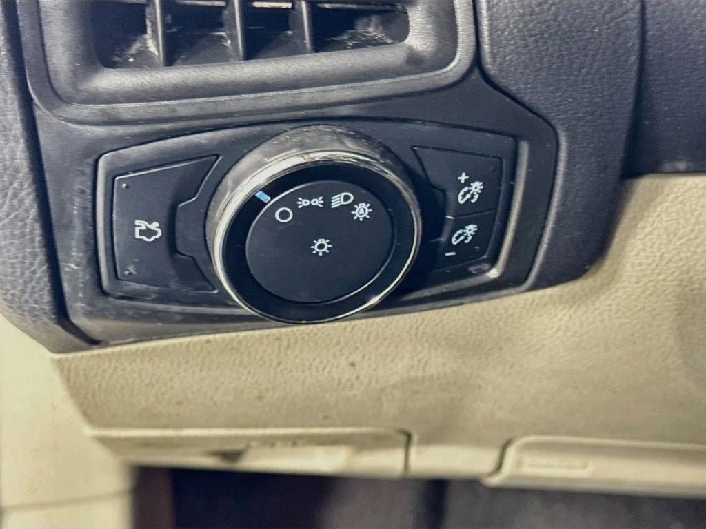 Used 2014 Oxford White Ford SE image 11