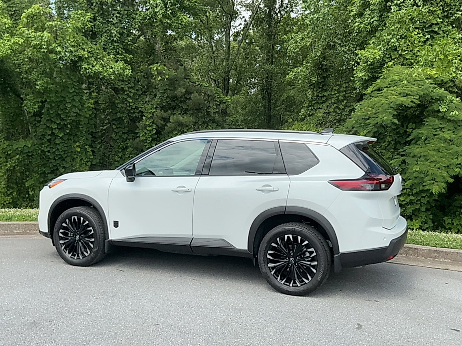 New 2026 Everest White Pearl Tricoat Nissan Dark Armor image 3