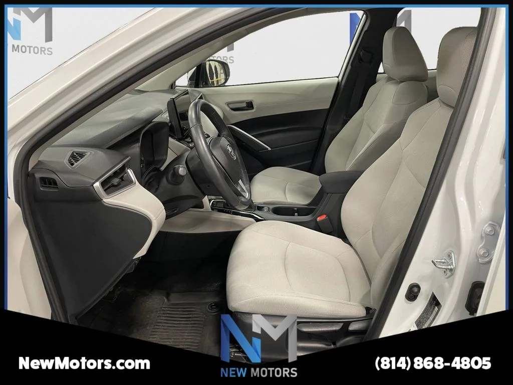 Used 2023 Pearl Toyota LE image 9