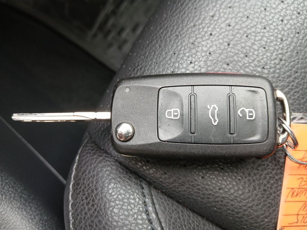 Used 2015 Gray Volkswagen SEL image 30