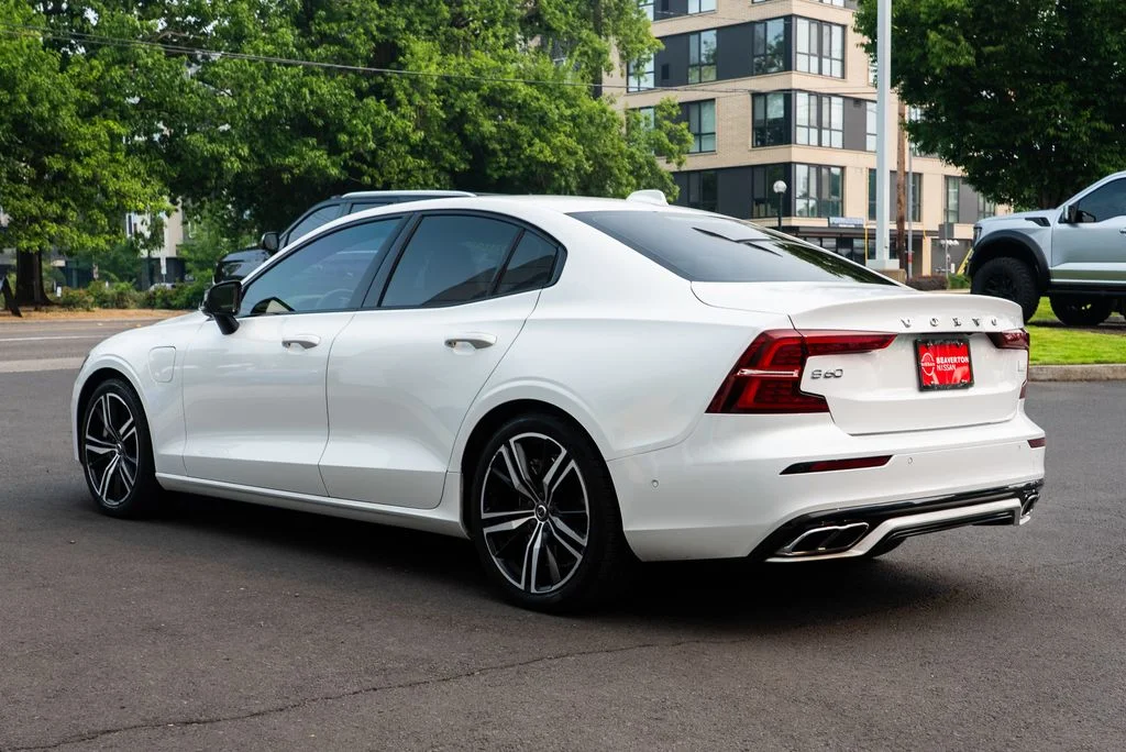 Used 2022 White Volvo T8 R-Design image 4