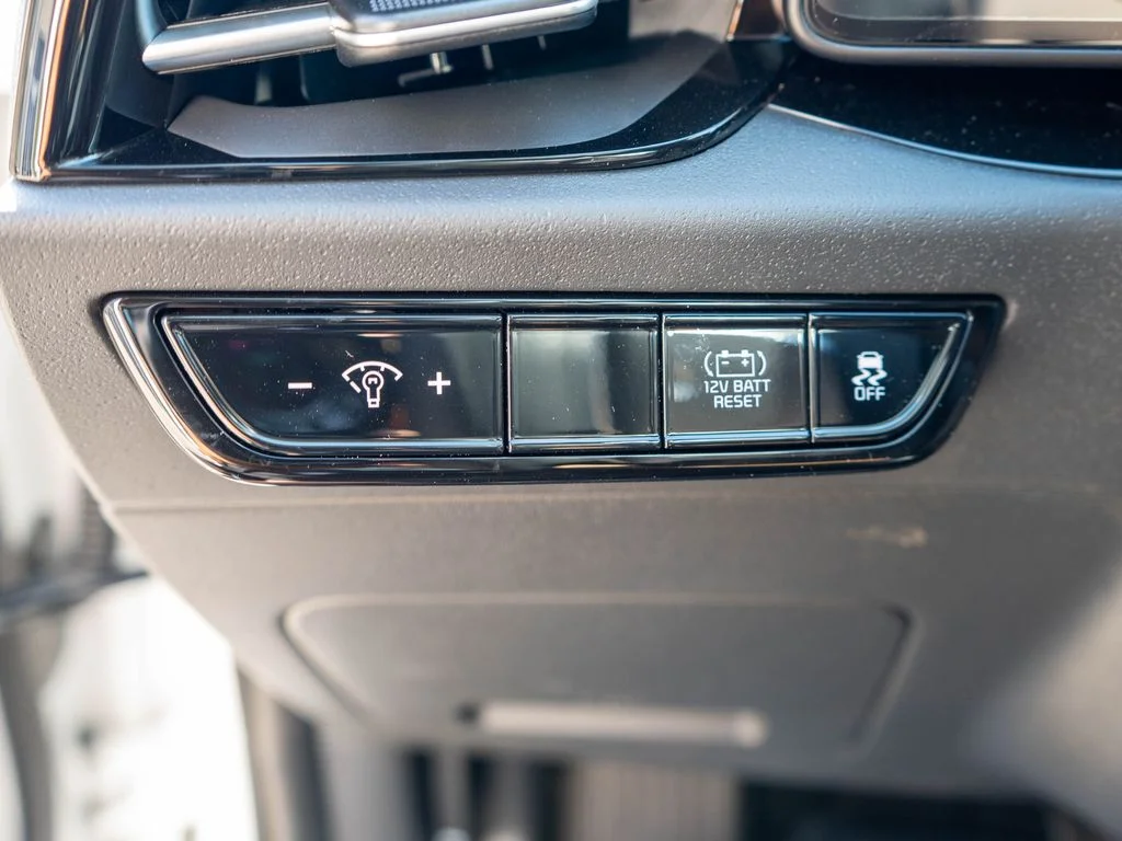 New 2026 Snow White Pearl Kia EX image 17