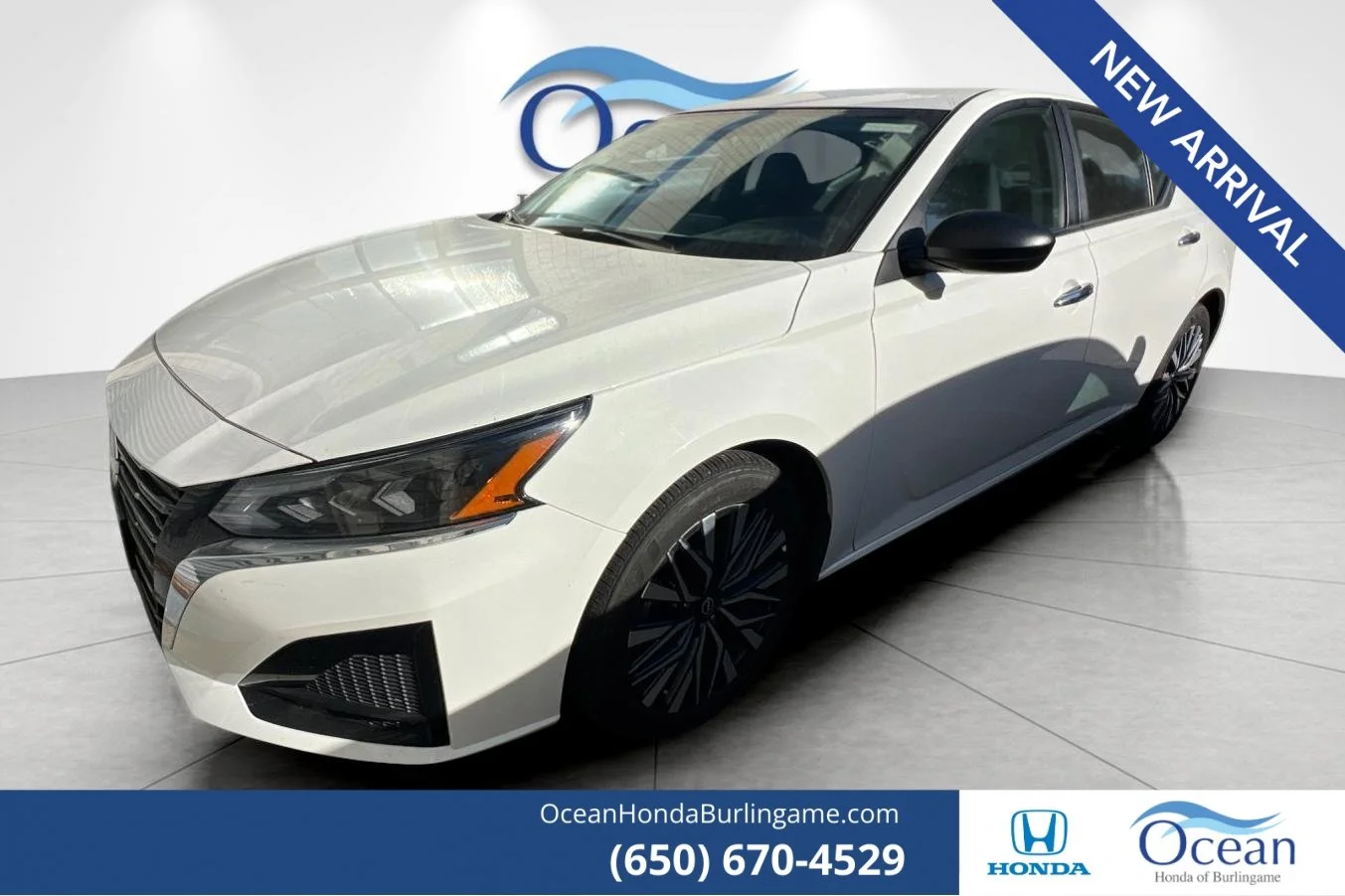 Used 2025 Glacier White Nissan 2.5 SV image 1