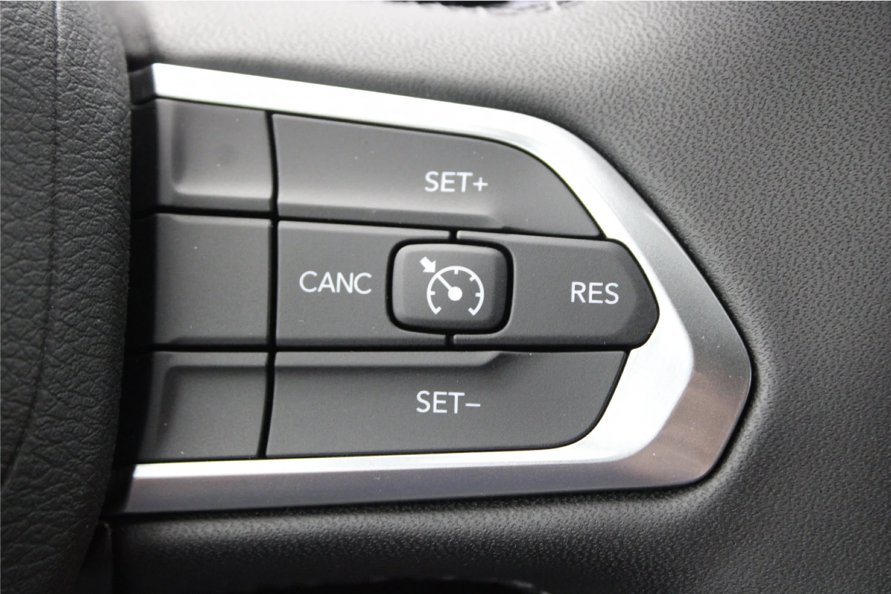 New 2026 Diamond Black Crystal Pearl-Coat Exterior Paint Jeep Latitude Altitude 4x4 image 7