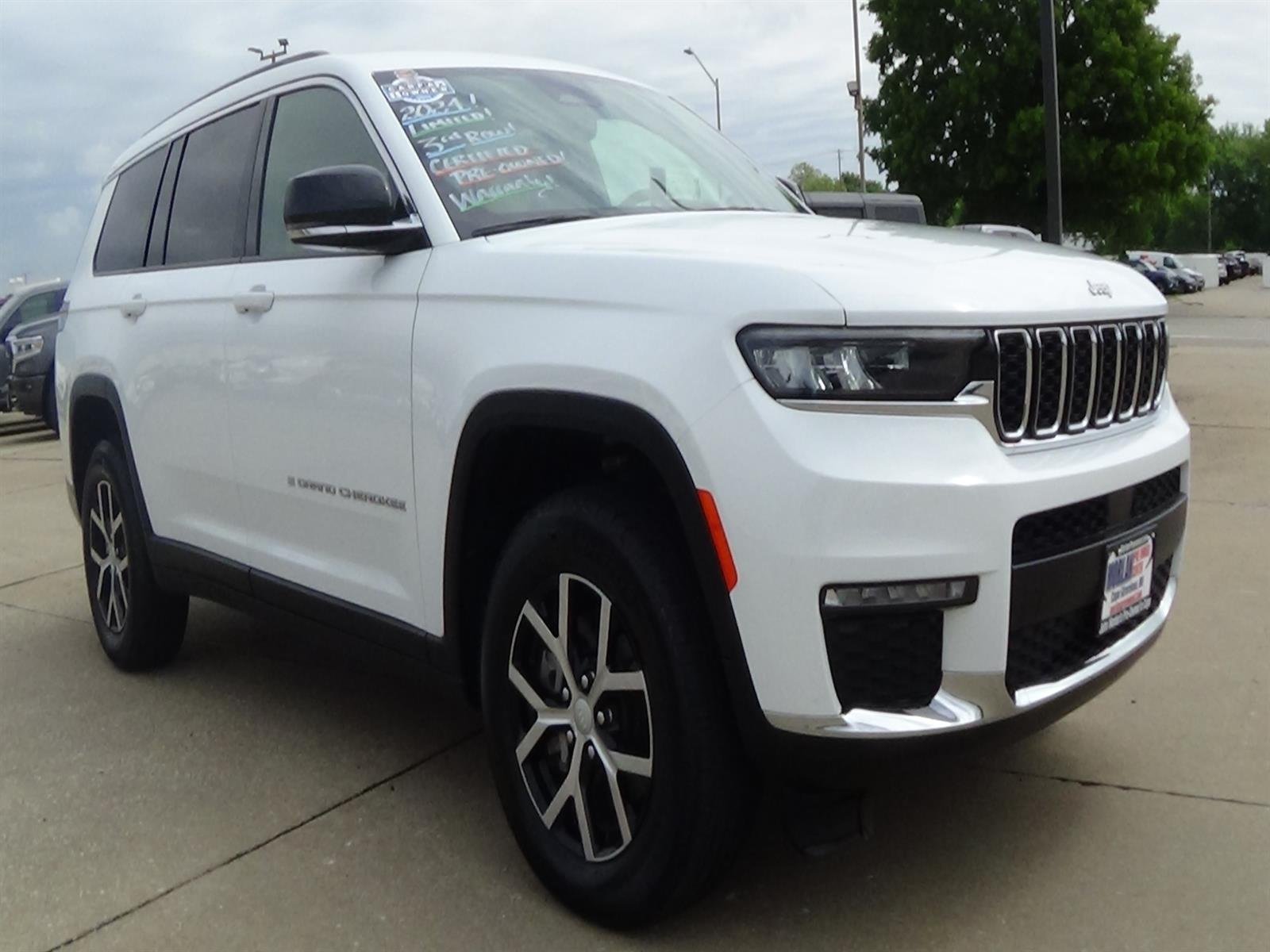 Certified Used 2025 Bright White Clear Coat (pw7) Jeep Limited image 4
