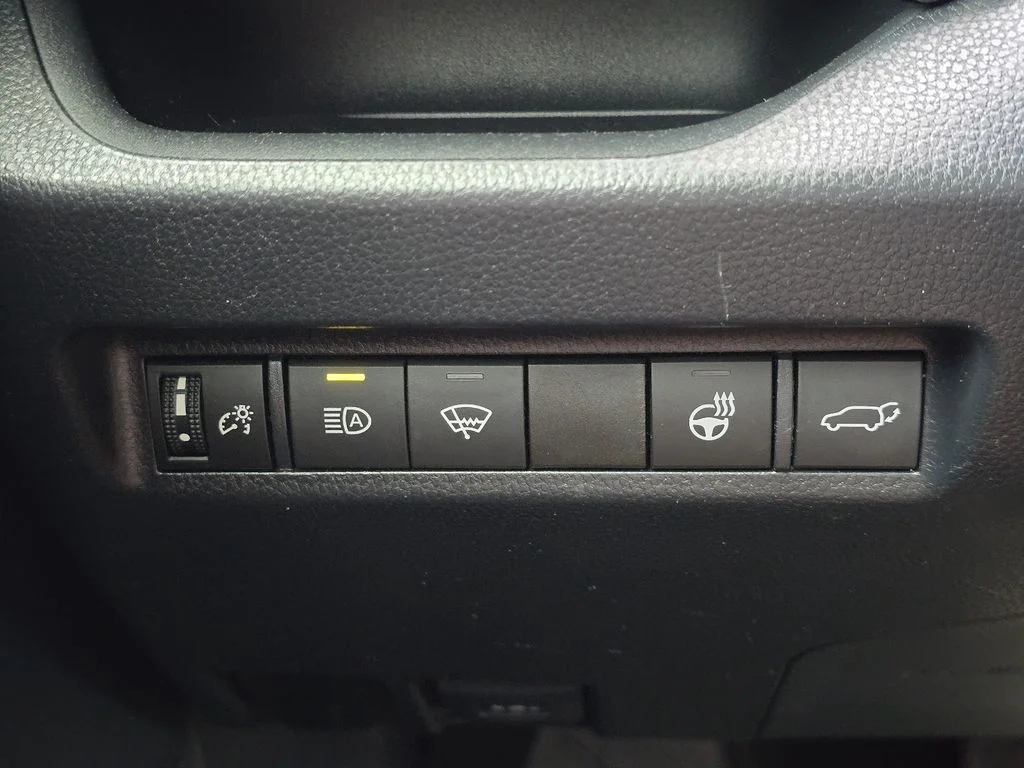 Used 2020 Super White Toyota XLE Premium image 22