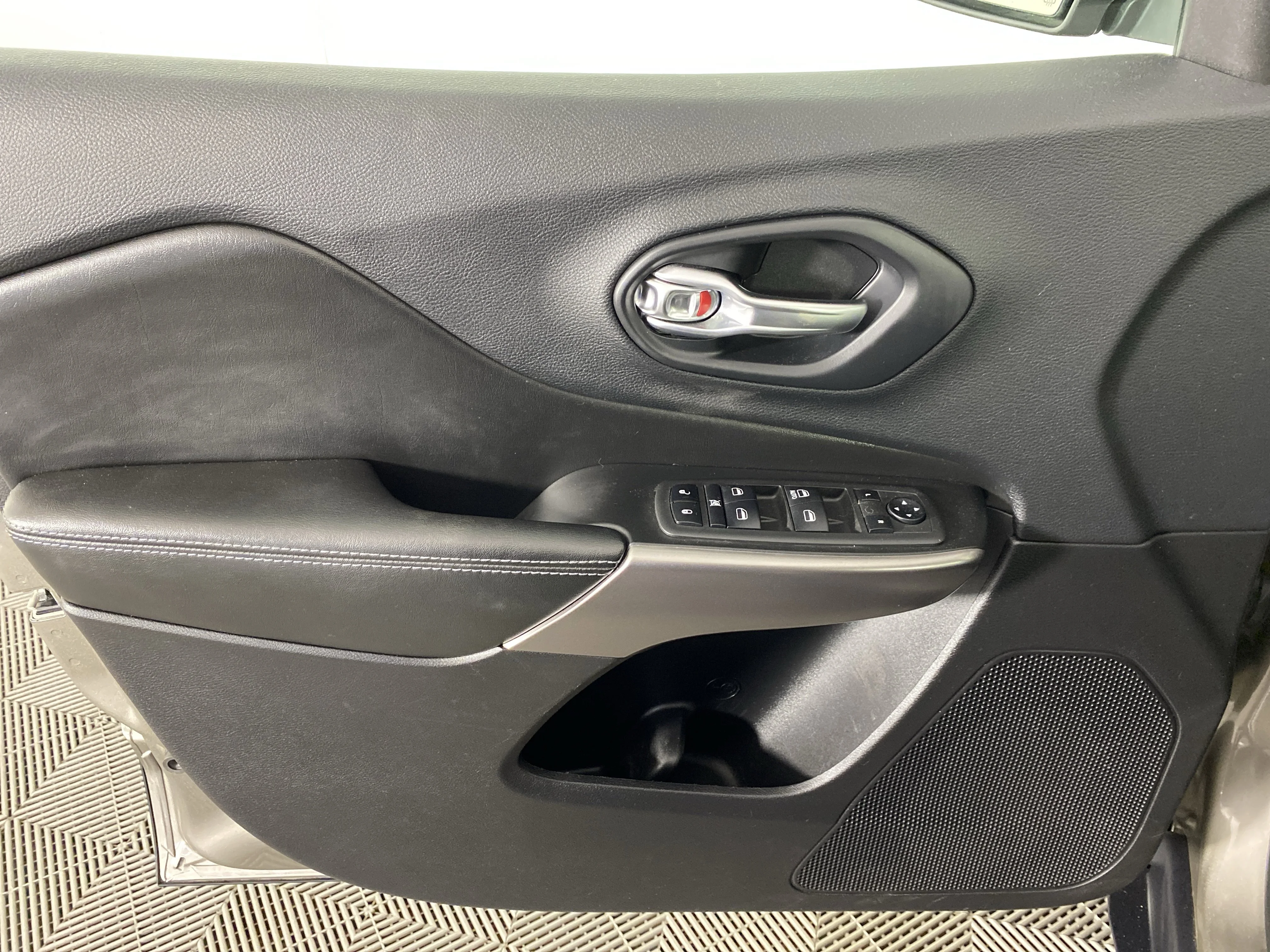 Used 2019 Light Brownstone Pearlcoat Jeep Latitude image 13