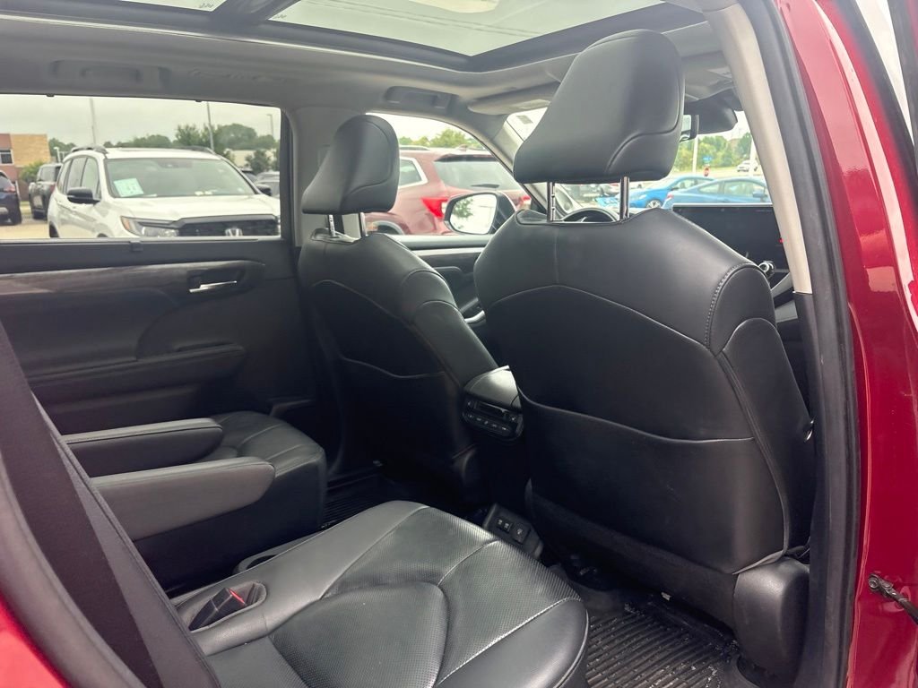Used 2020 Pearl Toyota Platinum image 32