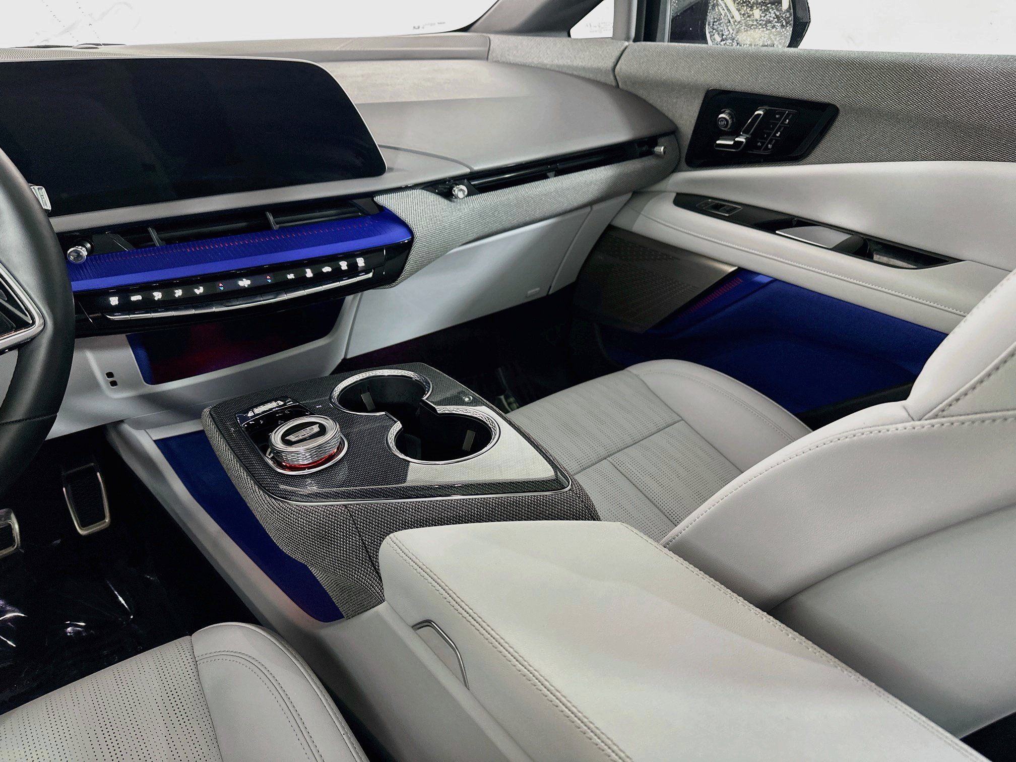 Used 2025 Crystal White Tricoat Cadillac Luxury image 23