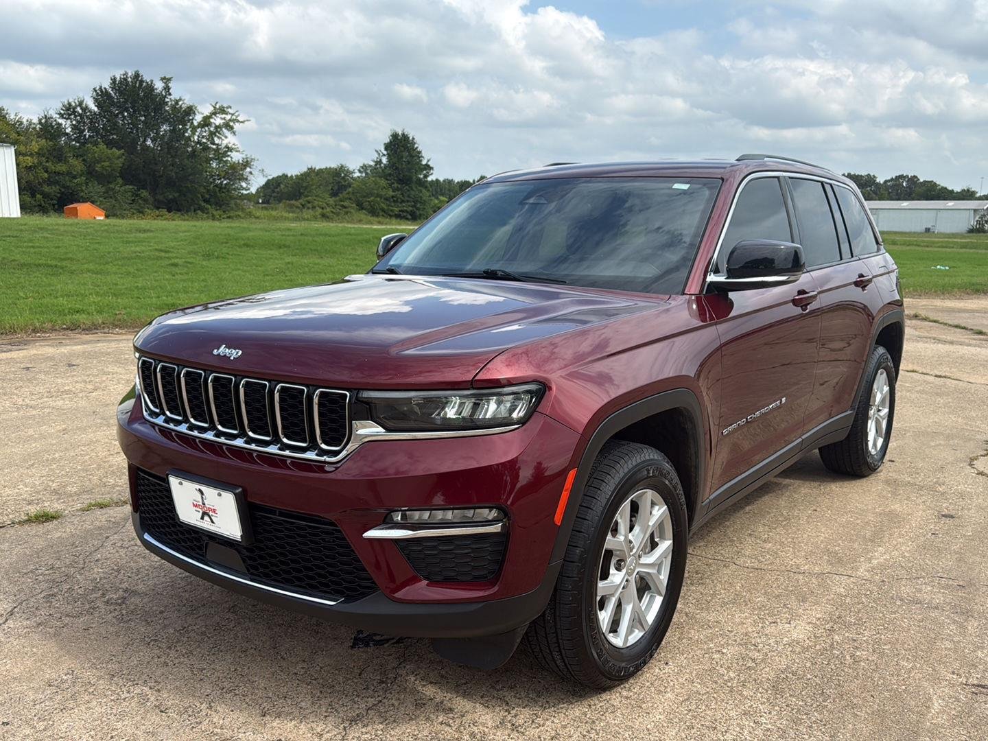 Used 2023 Velvet Red Pearlcoat Jeep Limited image 3