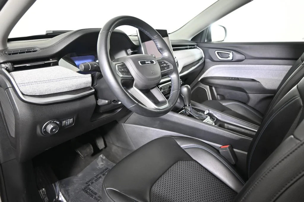 Used 2022 White Jeep Latitude image 22
