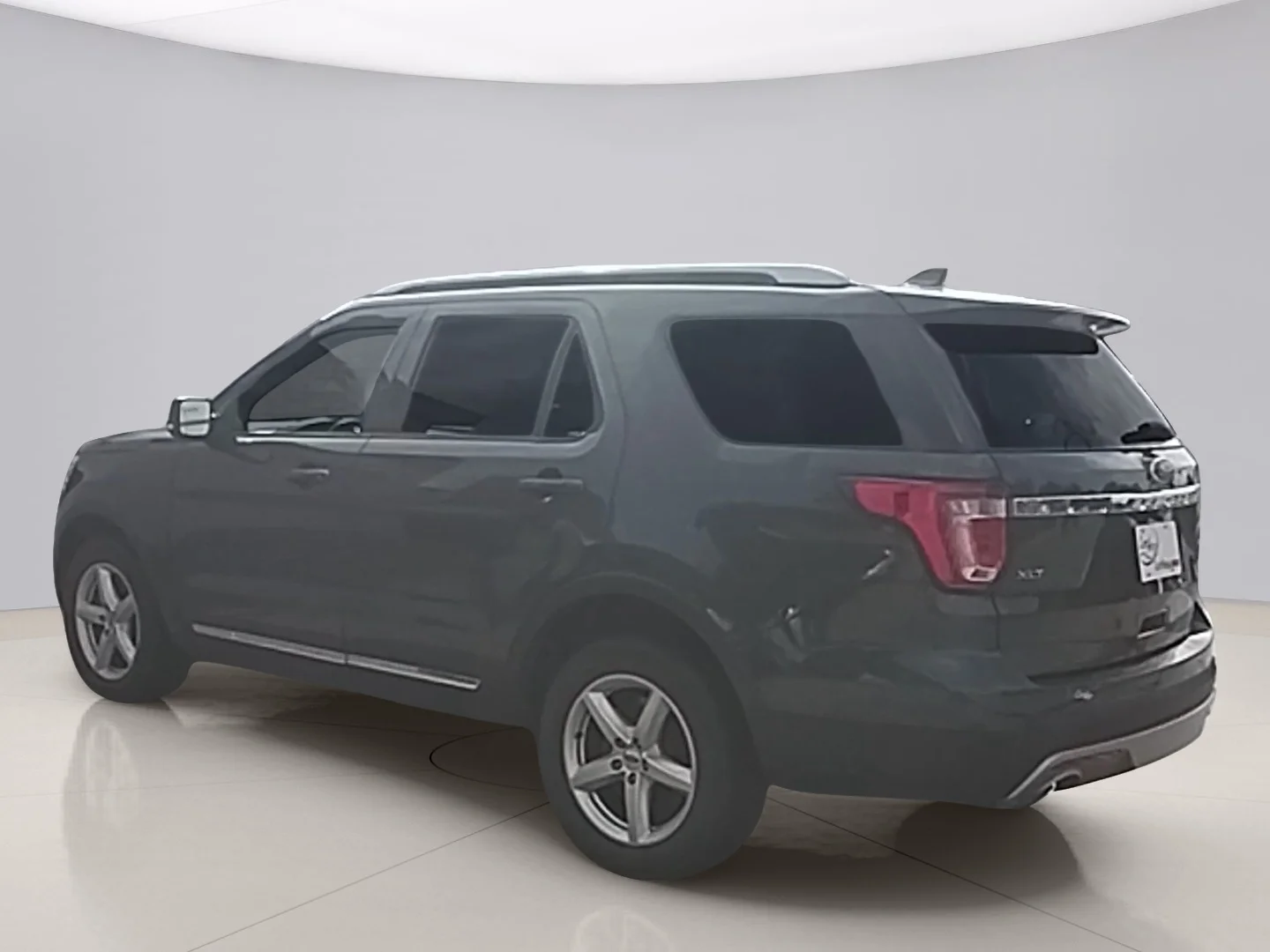 Used 2016 Gray Ford XLT image 3