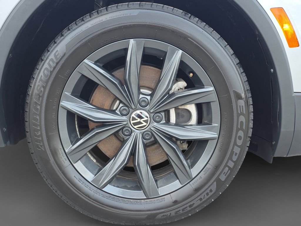 Used 2024 Gray Volkswagen 2.0T SE image 16
