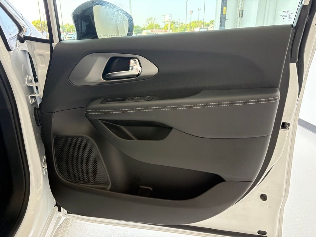 Used 2025 White Chrysler Select image 37